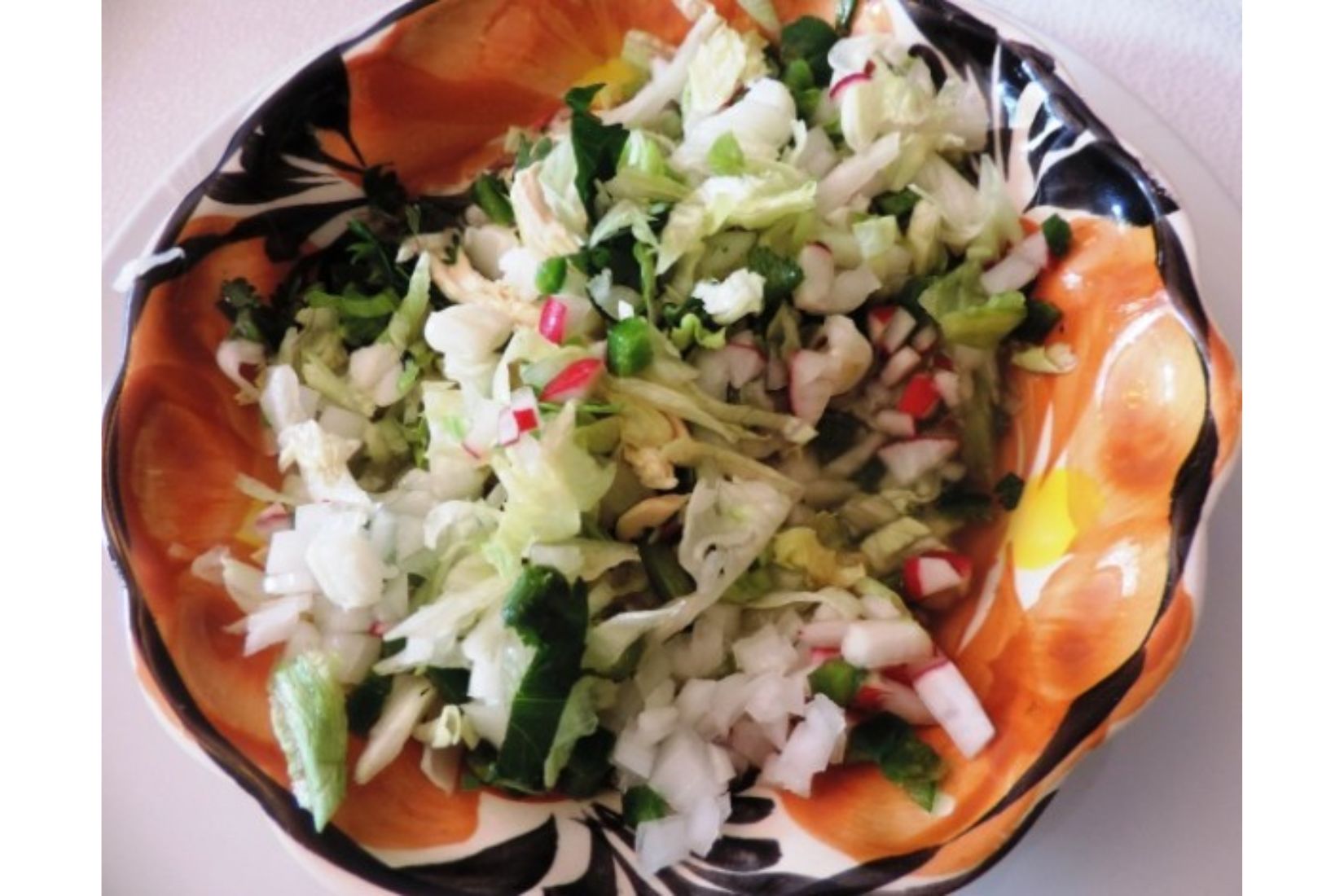 Al pozole cuando se sirve se le agrega cebolla cruda picada, rebanaditas de rábano, gotas de limón, lechuga picada y orégano