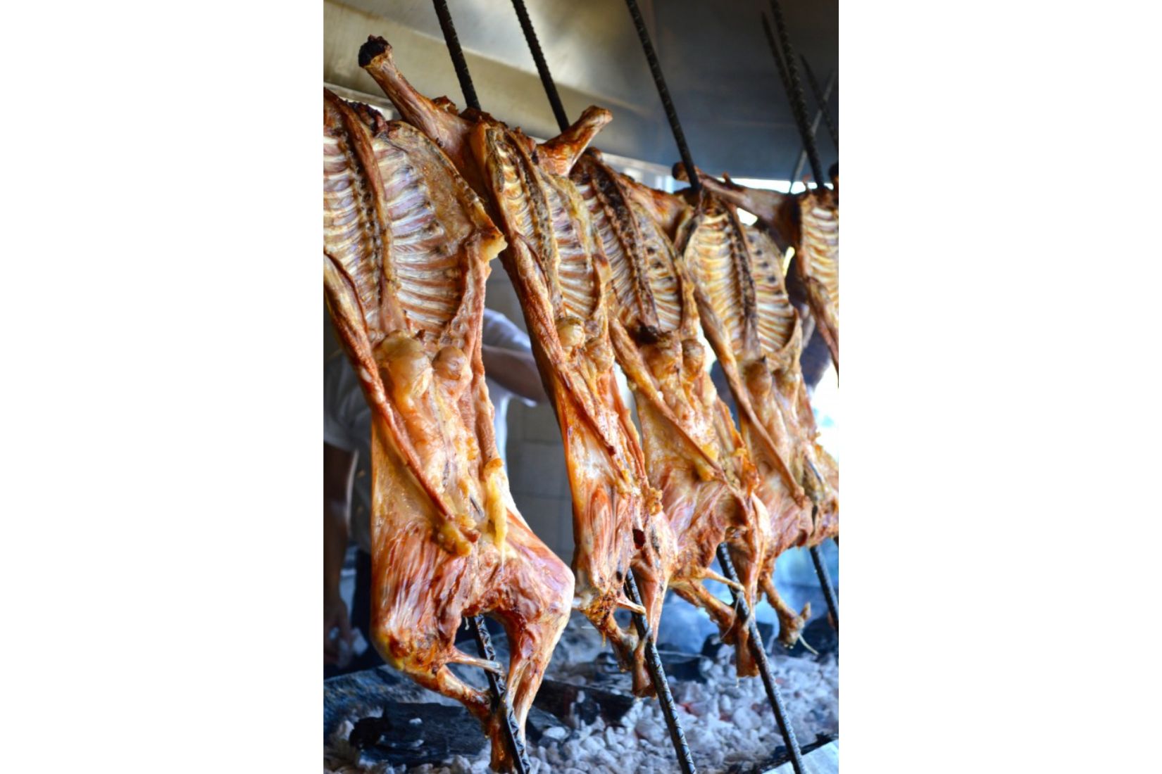 El cabrito a la leña puede considerarse el platillo más acreditado de Nuevo León y sobre todo de su capital, en cualquiera de sus tres partes anatómicas_ pierna, riñonada y espaldilla o paleta. (Fotografía_ Renata Santos)