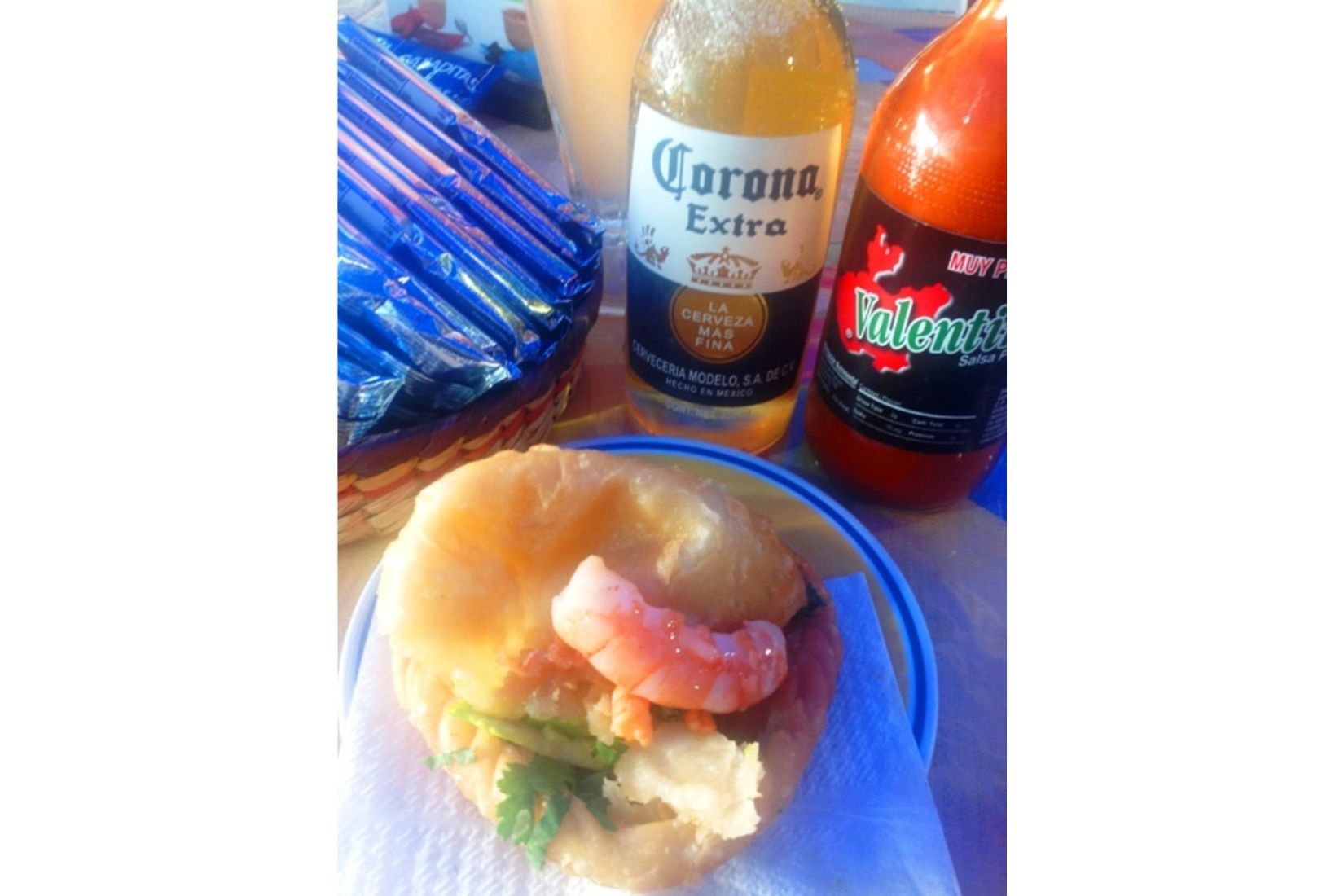 Empanadas de camarón_ Son de masa de maíz con cabezas de camarón molidas con chile ancho, ajo y caldo del mismo camarón, todo colado e integrado a la masa