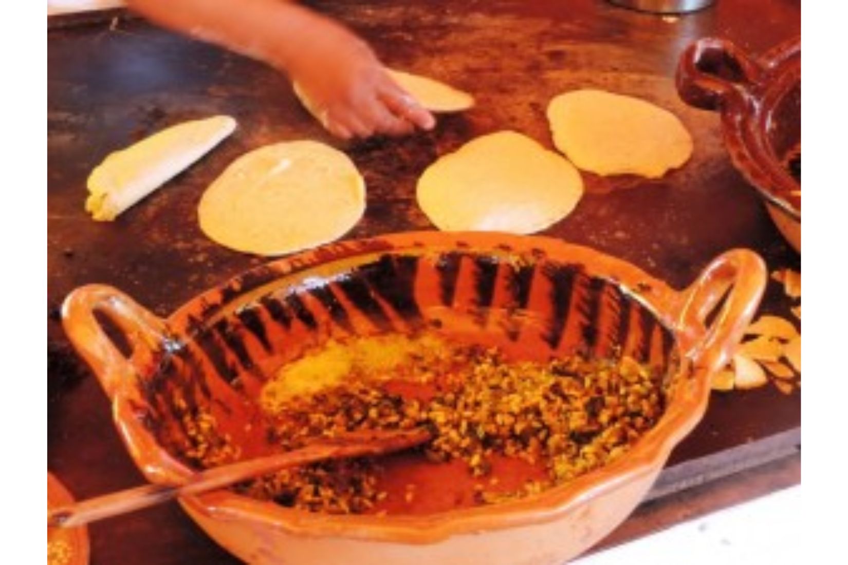 Guisado de escamoles acompañado con tortillas