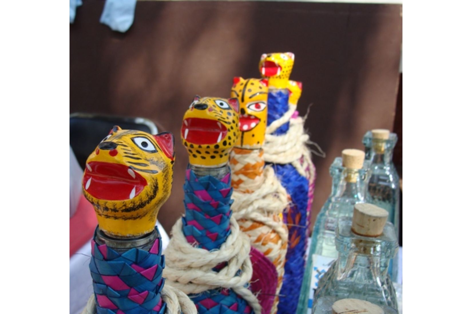 Mezcal de Guerrero decorada la botella con artesanía de la localidad