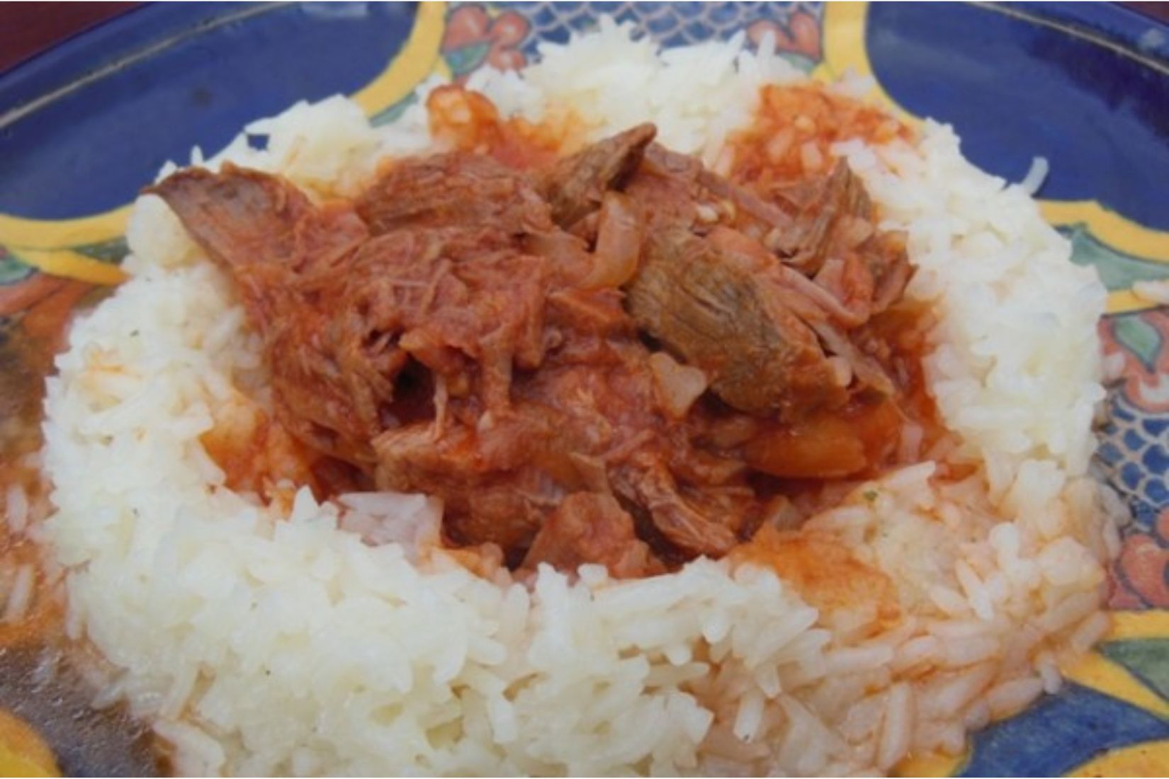 Morisqueta de compañía_ Se trata de un arroz blanco acompañado de carne de puerco guisada con jitomate, cebolla, ajo y chiles serranos