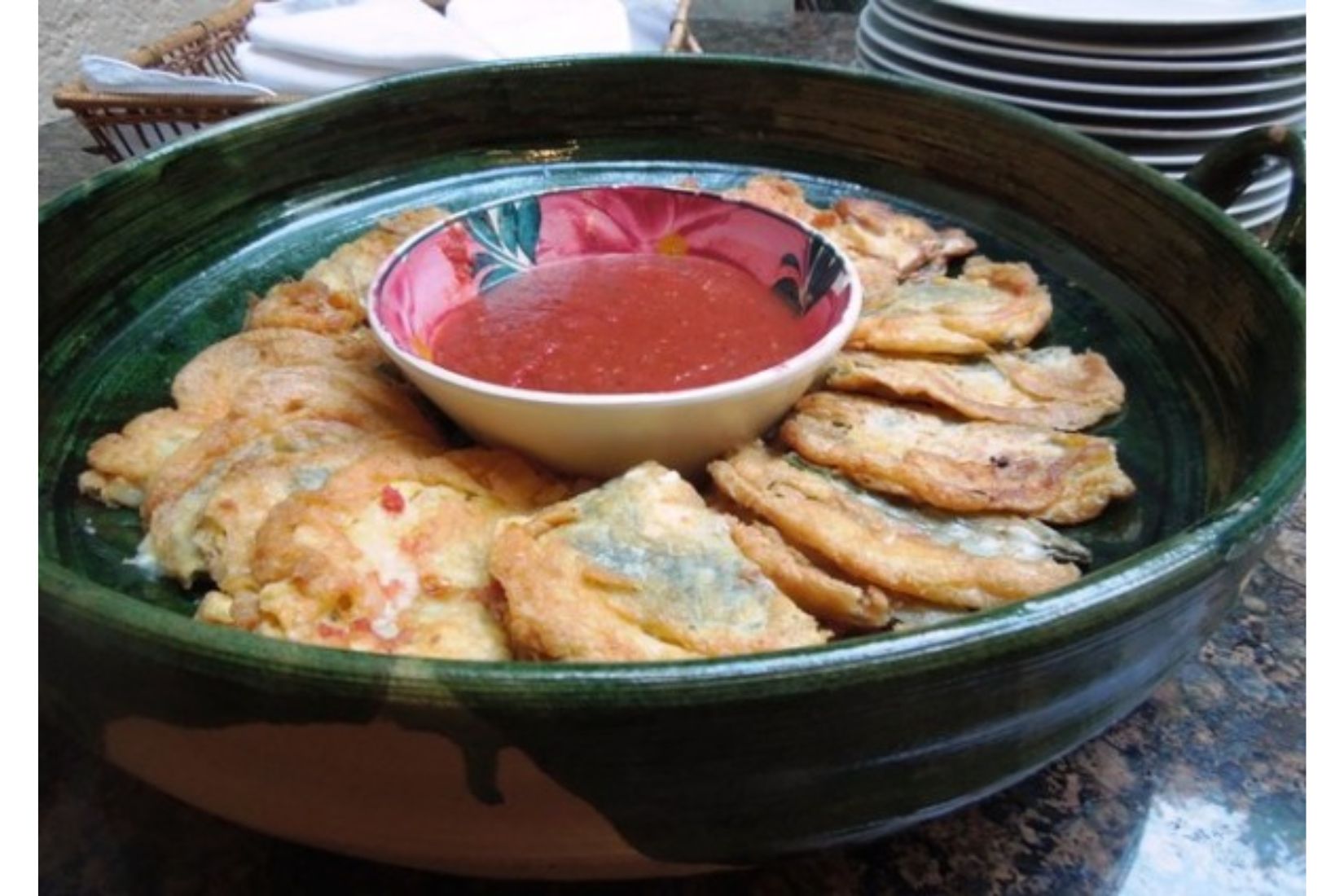 Otros son los indios vestidos o sea taquitos de queso capeados y fritos_ se sirven bañados con salsa de jitomate