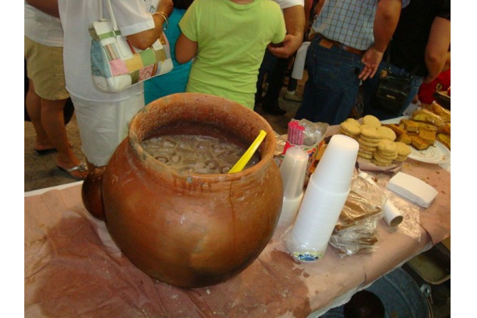 Pozol (bebida típica del estado mexicano de Tabasco) en olla de barro, adicionado con agua y hielo, listo para beberse. (Foto_ Wikipedia).