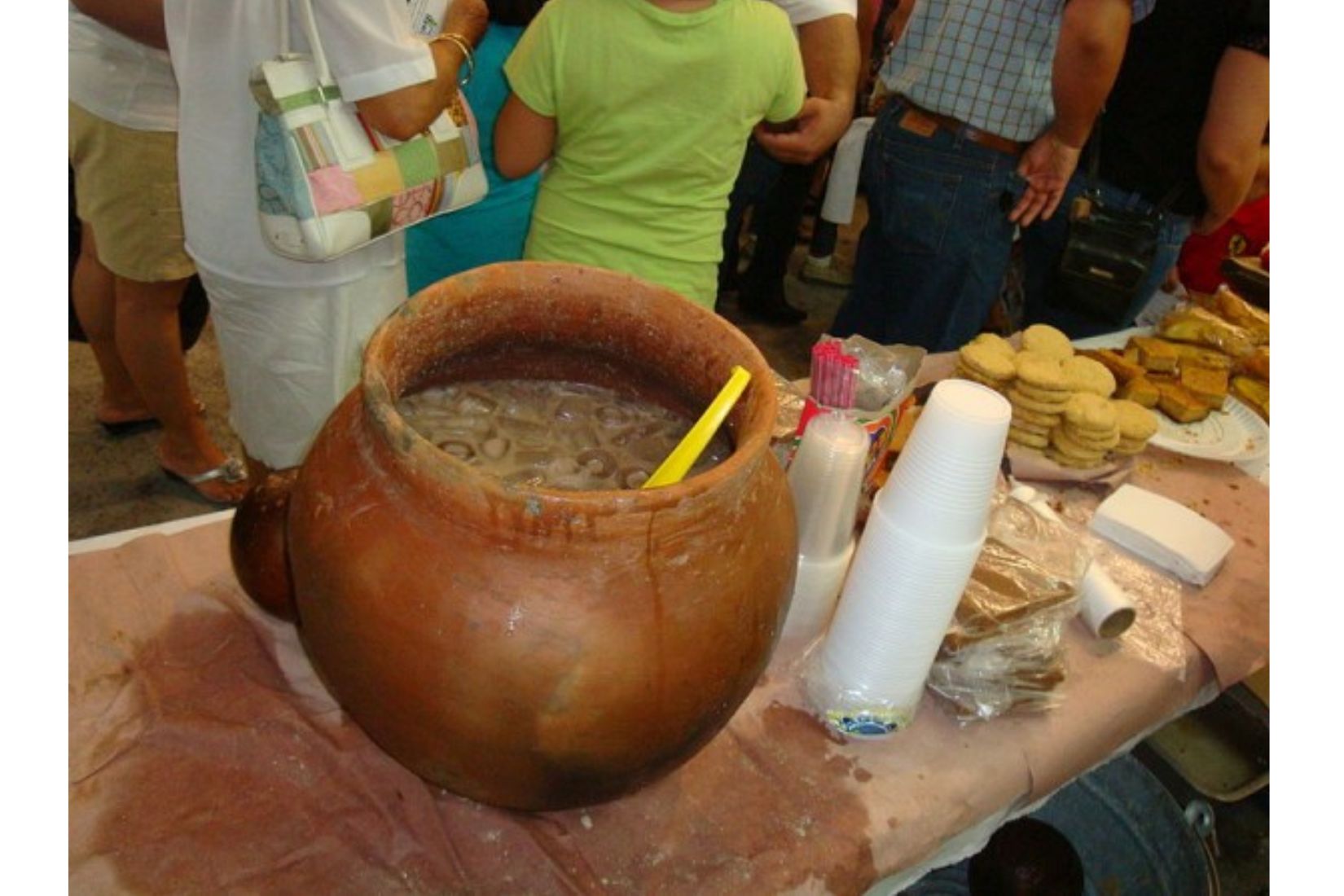 Pozol (bebida típica del estado mexicano de Tabasco) en olla de barro, adicionado con agua y hielo, listo para beberse. (Foto_ Wikipedia).