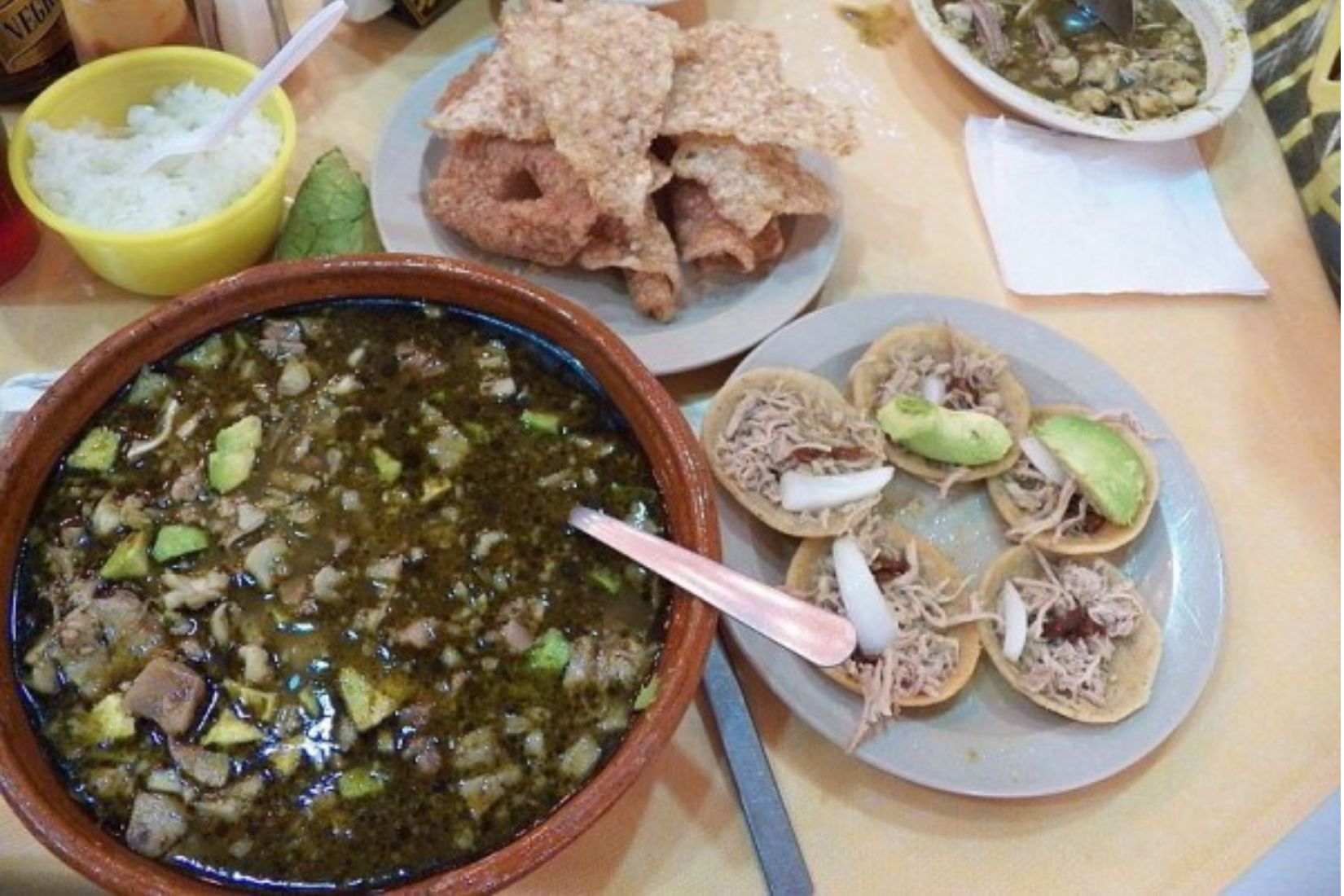 Pozole Verde de Guerrero acompañado de Chalupitas o Cazuelitas rellenas. (Foto_ Wikipedia)