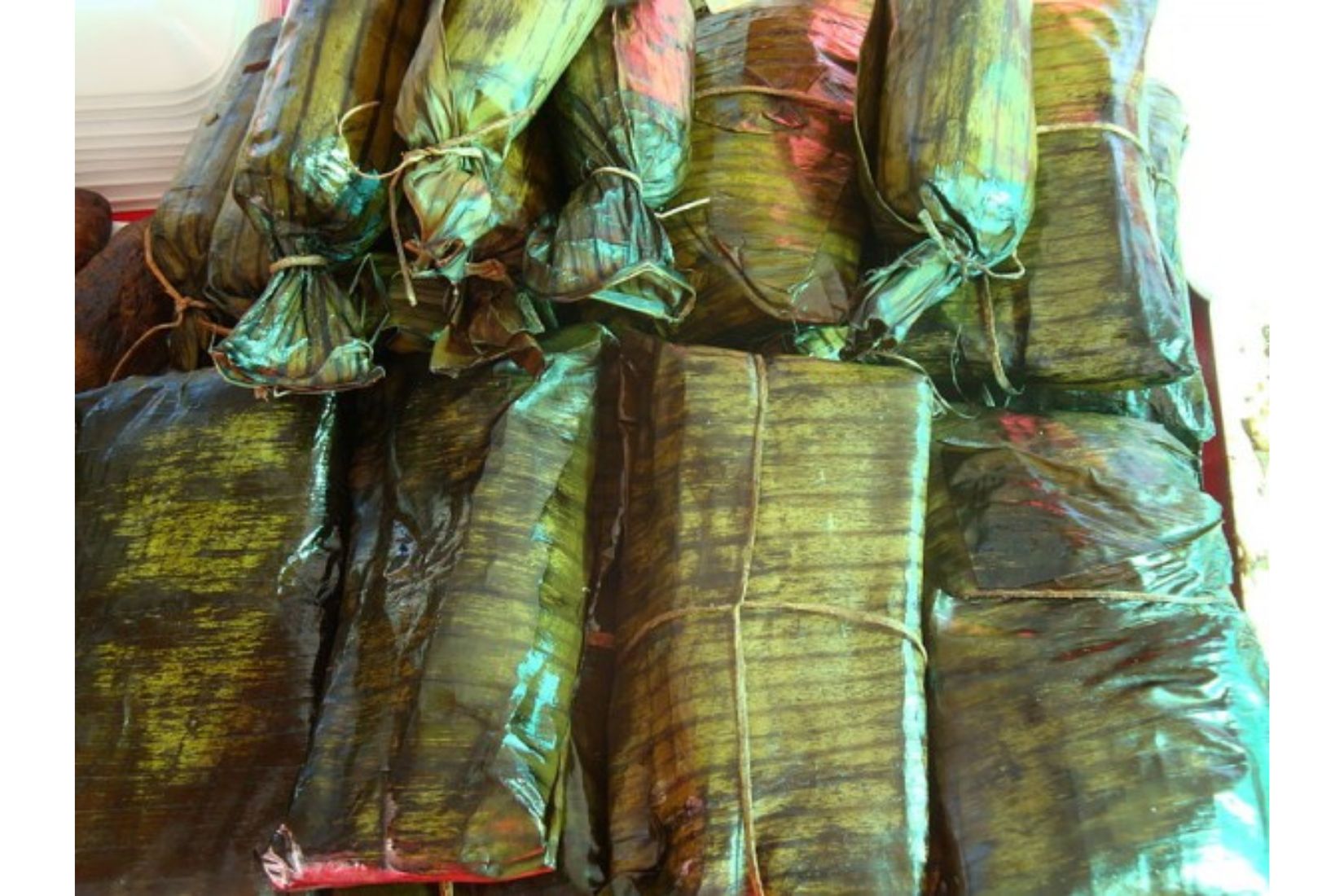 Tamales envueltos en hoja de plátano. (Foto Wikipedia).