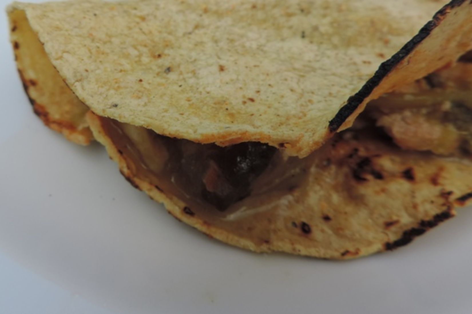 Tlayudas con asiento_ son grandes tostadas de maíz untadas con el residuo de la manteca de cerdo, que contiene fragmentos residuales de las carnitas