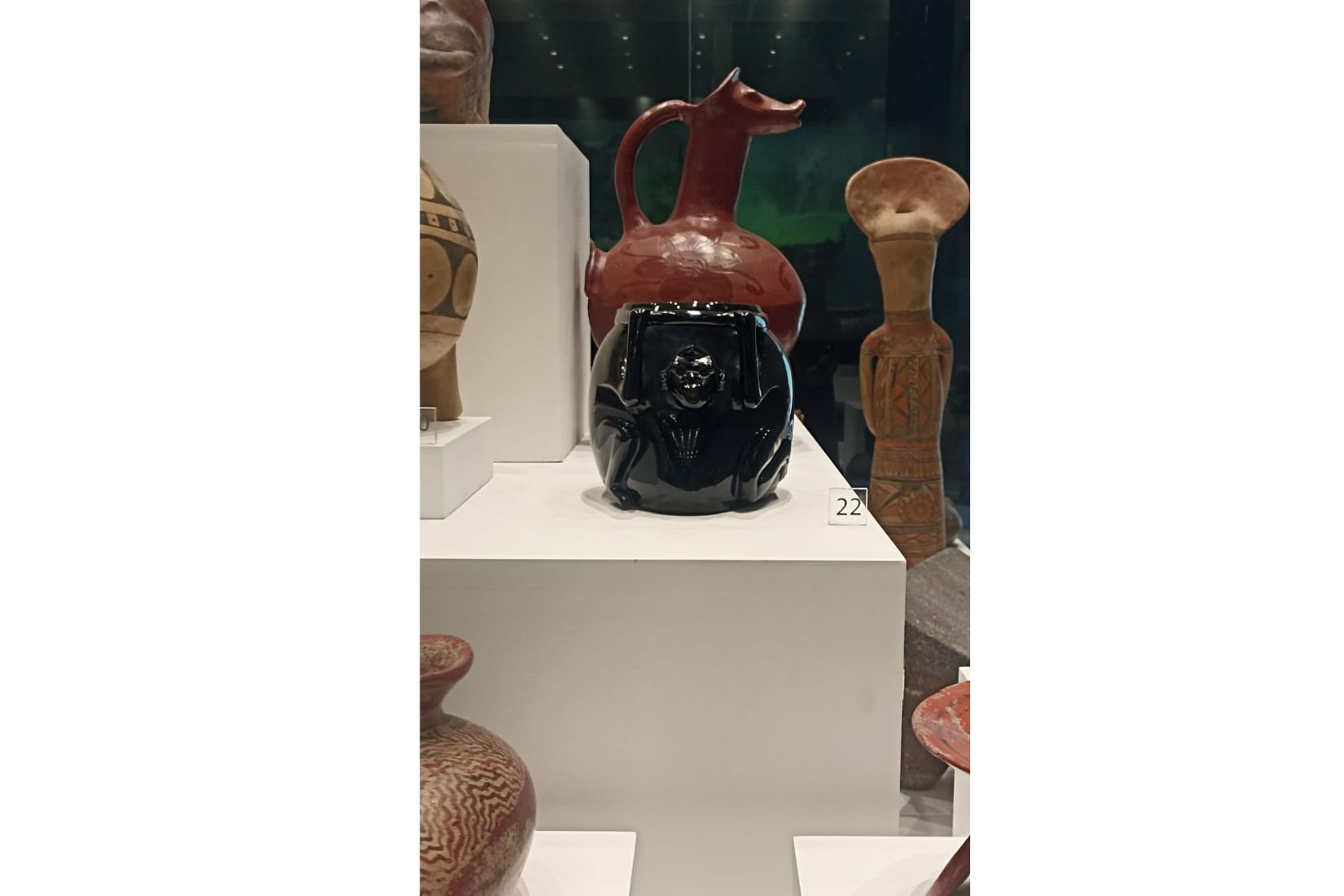 Vasija de mono de obsidiana exhibida en la Sala 4 del Museo de Arte Popular. (Foto_ AmigosMAP)