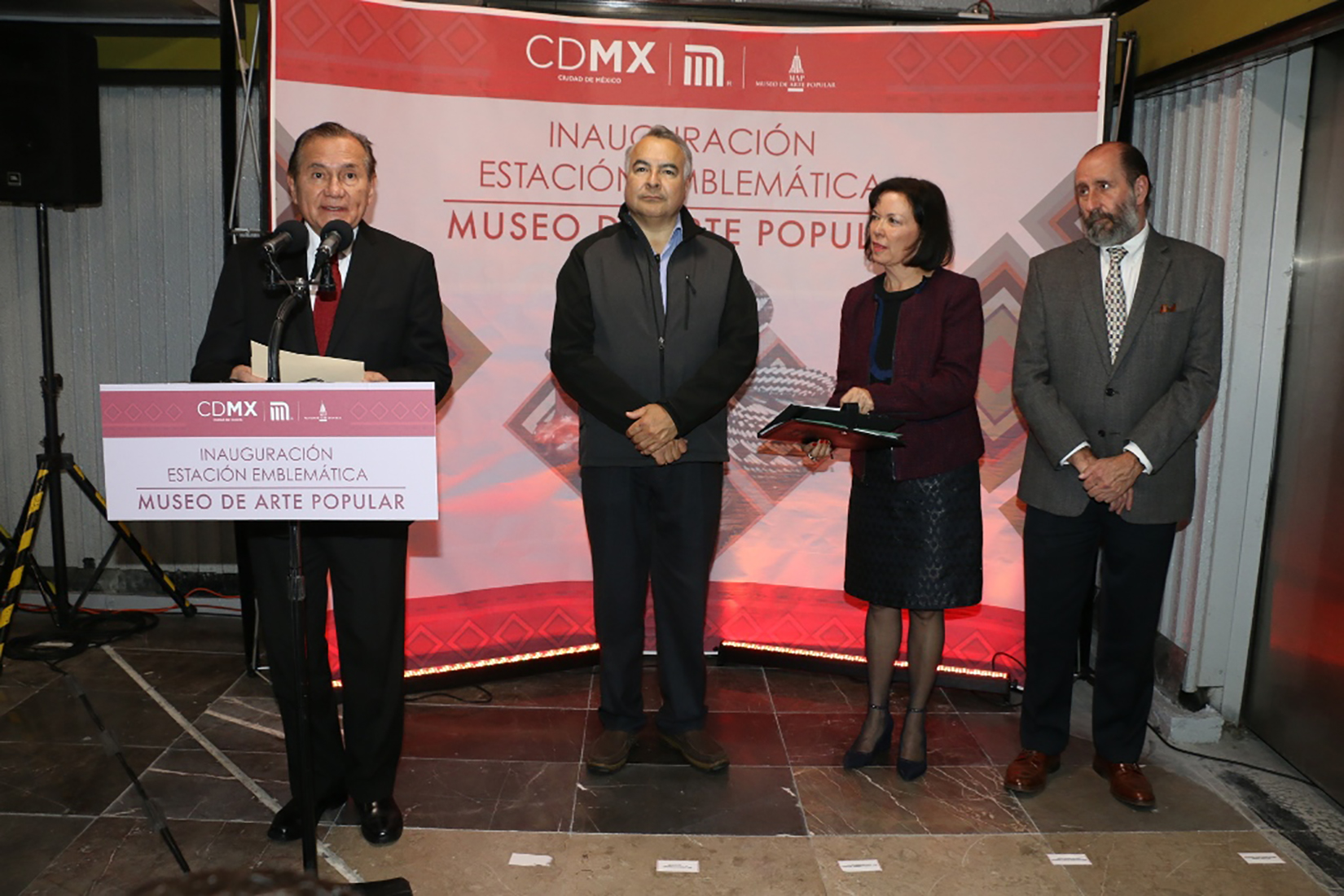 Walther Boelsterly, Cecilia Moctezuma y autoridades del STC Metro en la inauguración de Estación Emblemática en el interior de la estación Juárez.