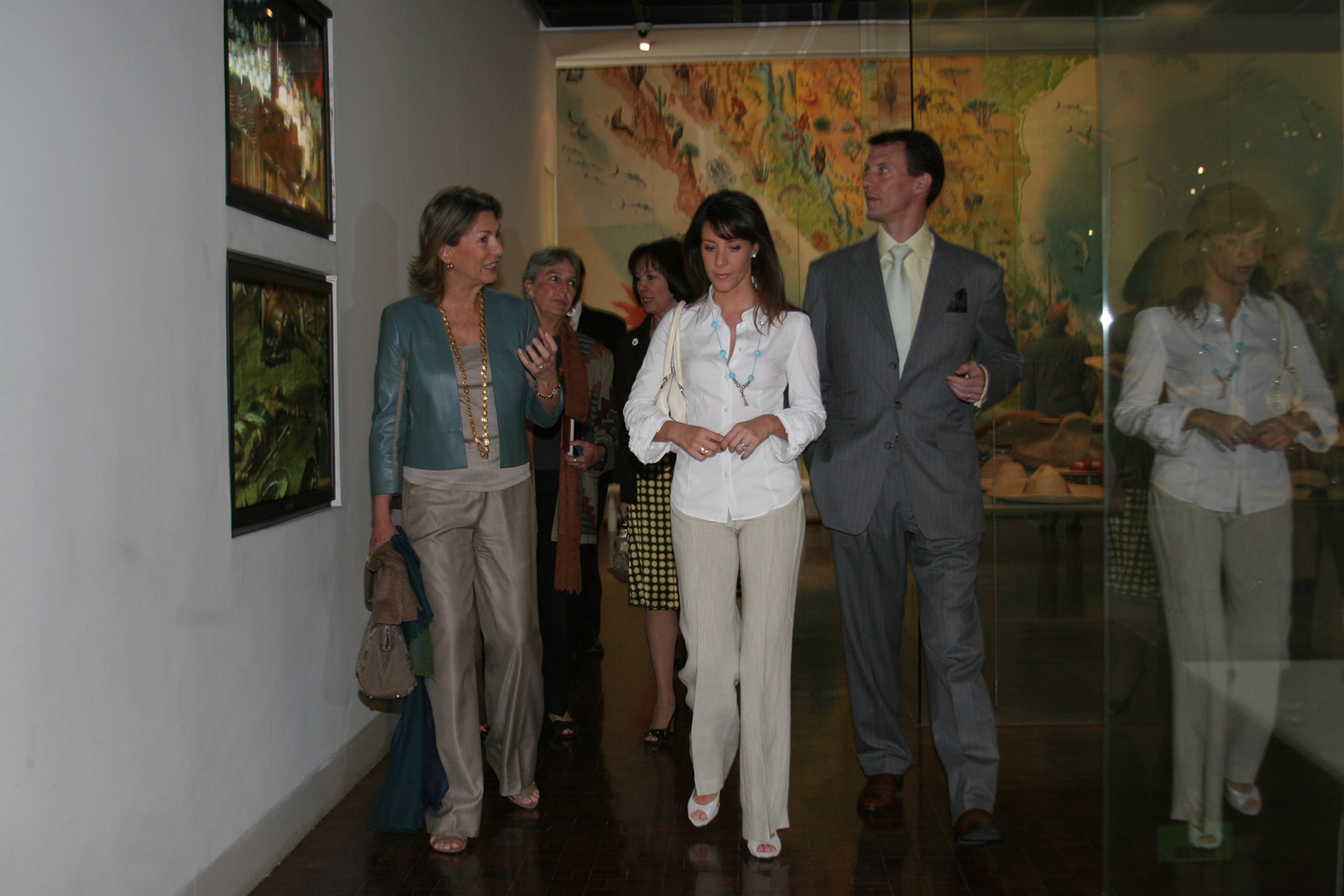 Marie, Princesa de Dinamarca en visita guiada al Museo de Arte Popular junto con Marie Thérèse Hermand de Arango, Walther Boelsterly y miembros del Patronato. (Foto: MAP). 