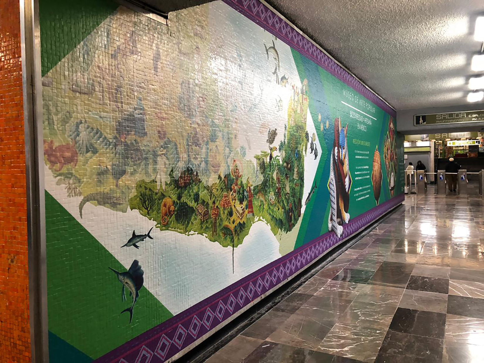 Interior de la estación de metro Juárez con información del Museo de Arte Popular del proyecto Estación Emblemática. (Foto: AmigosMAP). 