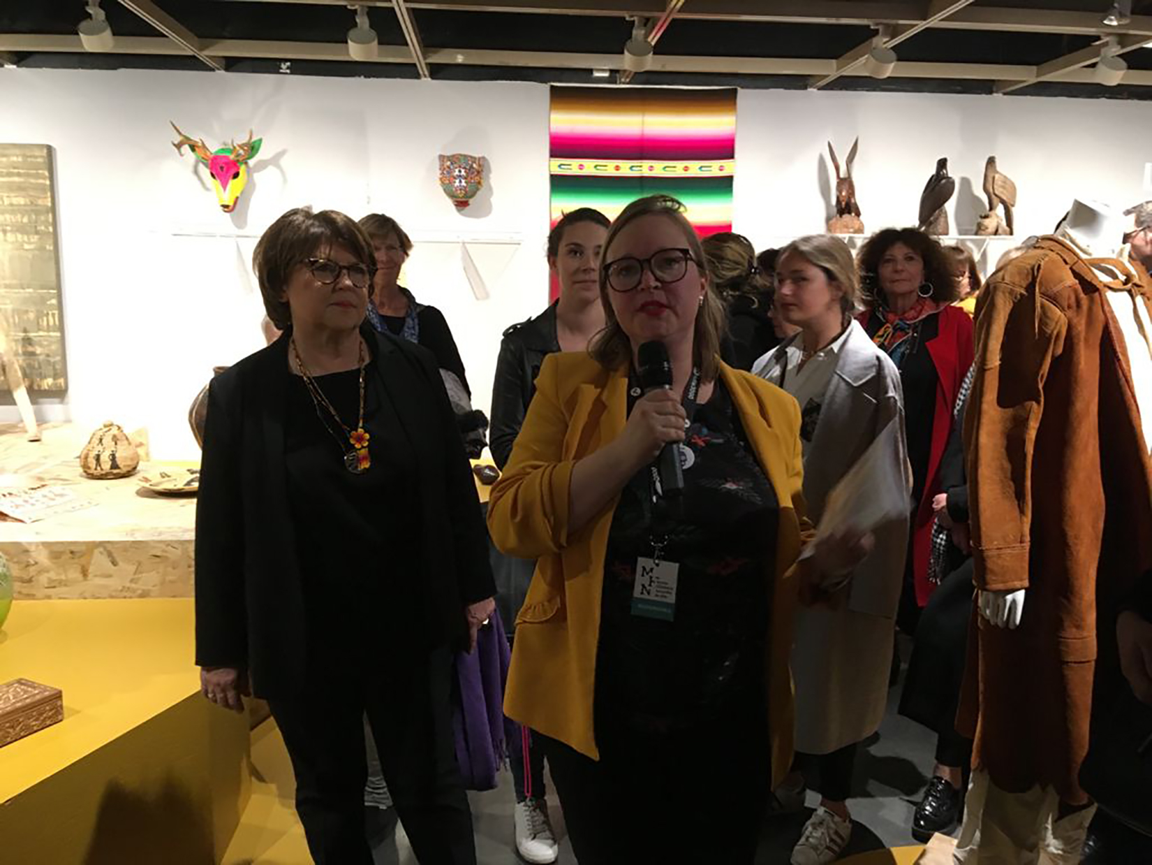 Maritne Aubrey con grupo para visita guiada a la exhibición del MAP en Lille 3000, 2019 (Foto: AmigosMAP). 