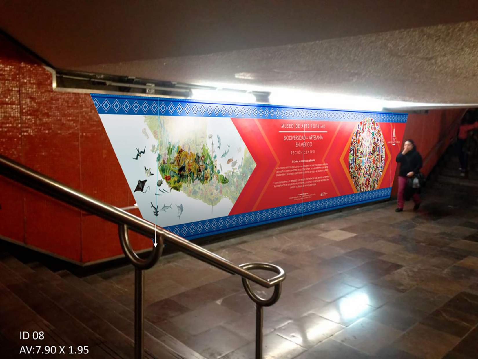Interior de la estación de metro Juárez con información del Museo de Arte Popular del proyecto Estación Emblemática. (Foto: AmigosMAP). 
