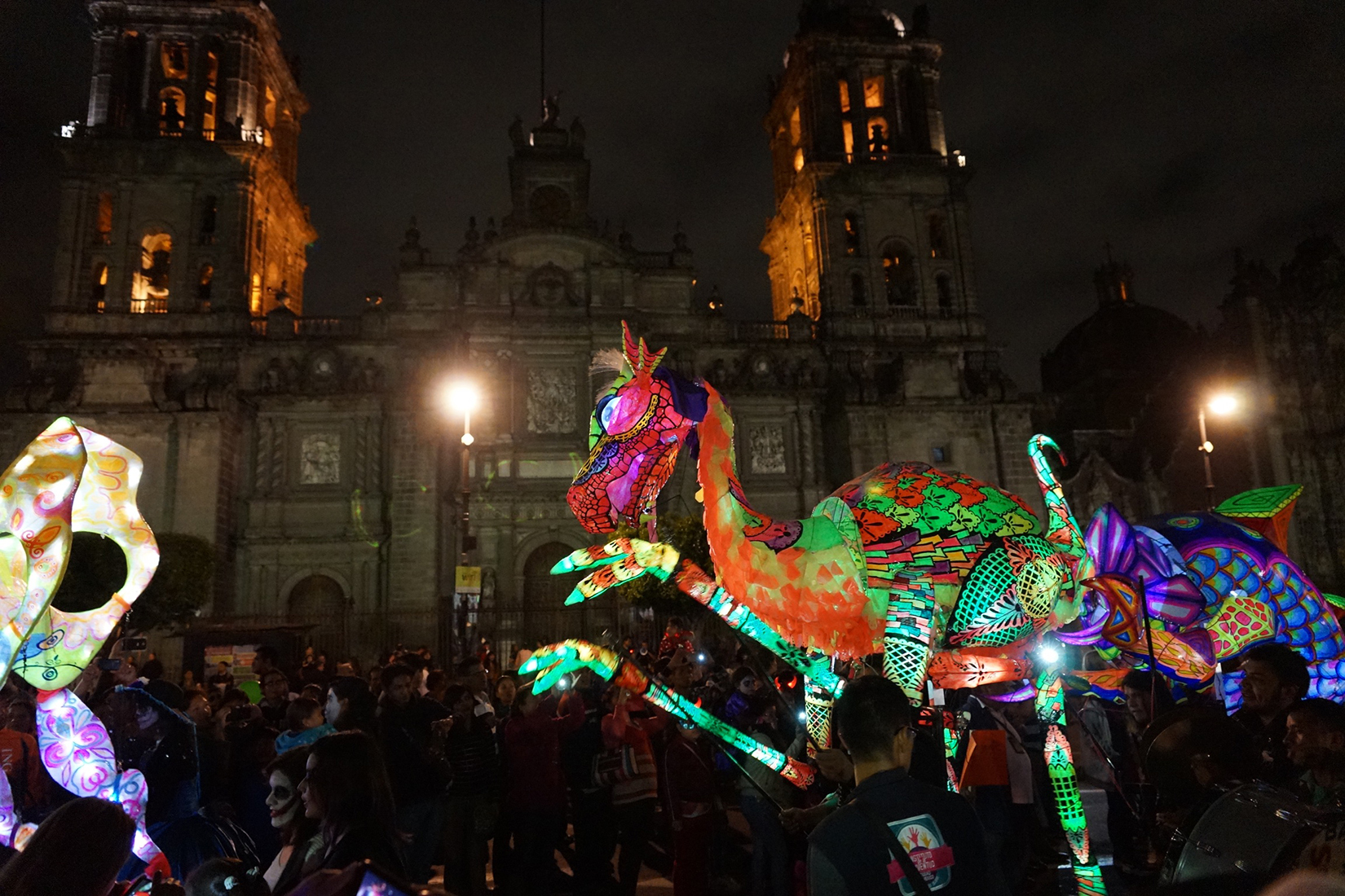 Alebrijes iluminados en el Zócalo de la Ciudad de México. (Foto: MAP). 