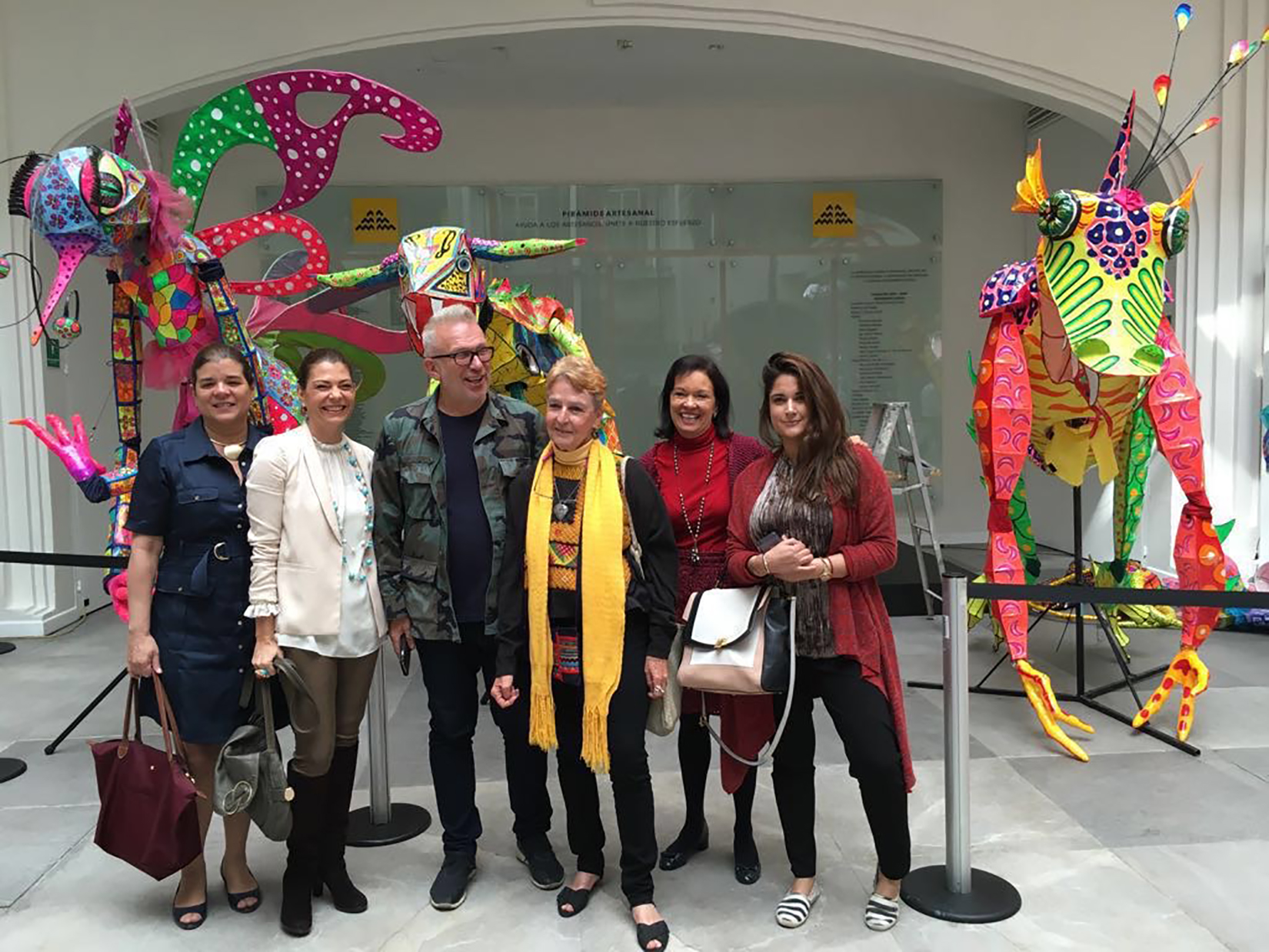 Sonya Santos, Fernanda Suárez, Jean Paul Gaultier, Cecilia Moctezuma y Gabriela Andrade en visita guiada al Museo de Arte Popular. (Foto: AmigosMAP).