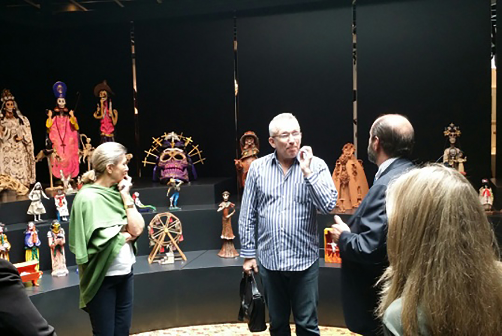 Jean Paul Gaultier en visita guiada al Museo de Arte Popular con Marie Thérèse Hermand de Arango, Presidenta de AmigosMAP y  Walther Boelsterly, director general del MAP. (Foto: AmigosMAP). 