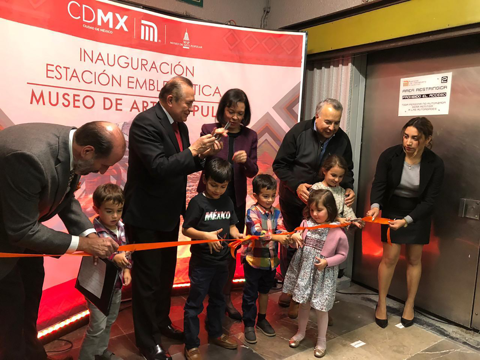 Walther Boelsterly, Cecilia Moctezuma y autoridades del STC Metro en la inauguración de Estación Emblemática en el interior de la estación Juárez.