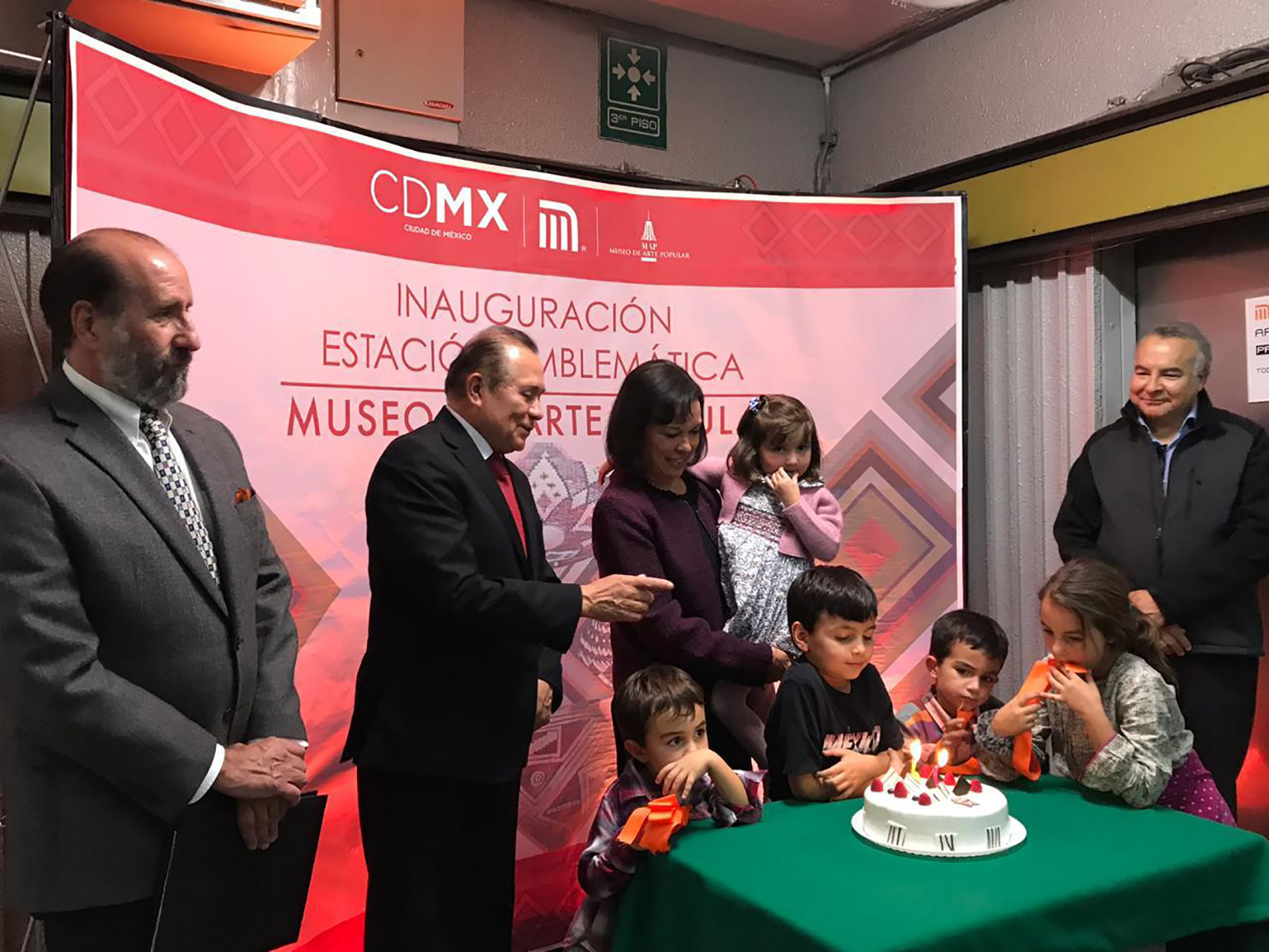 Walther Boelsterly, Cecilia Moctezuma con sus netos y autoridades del STC Metro en la inauguración de Estación Emblemática en el interior de la estación Juárez.