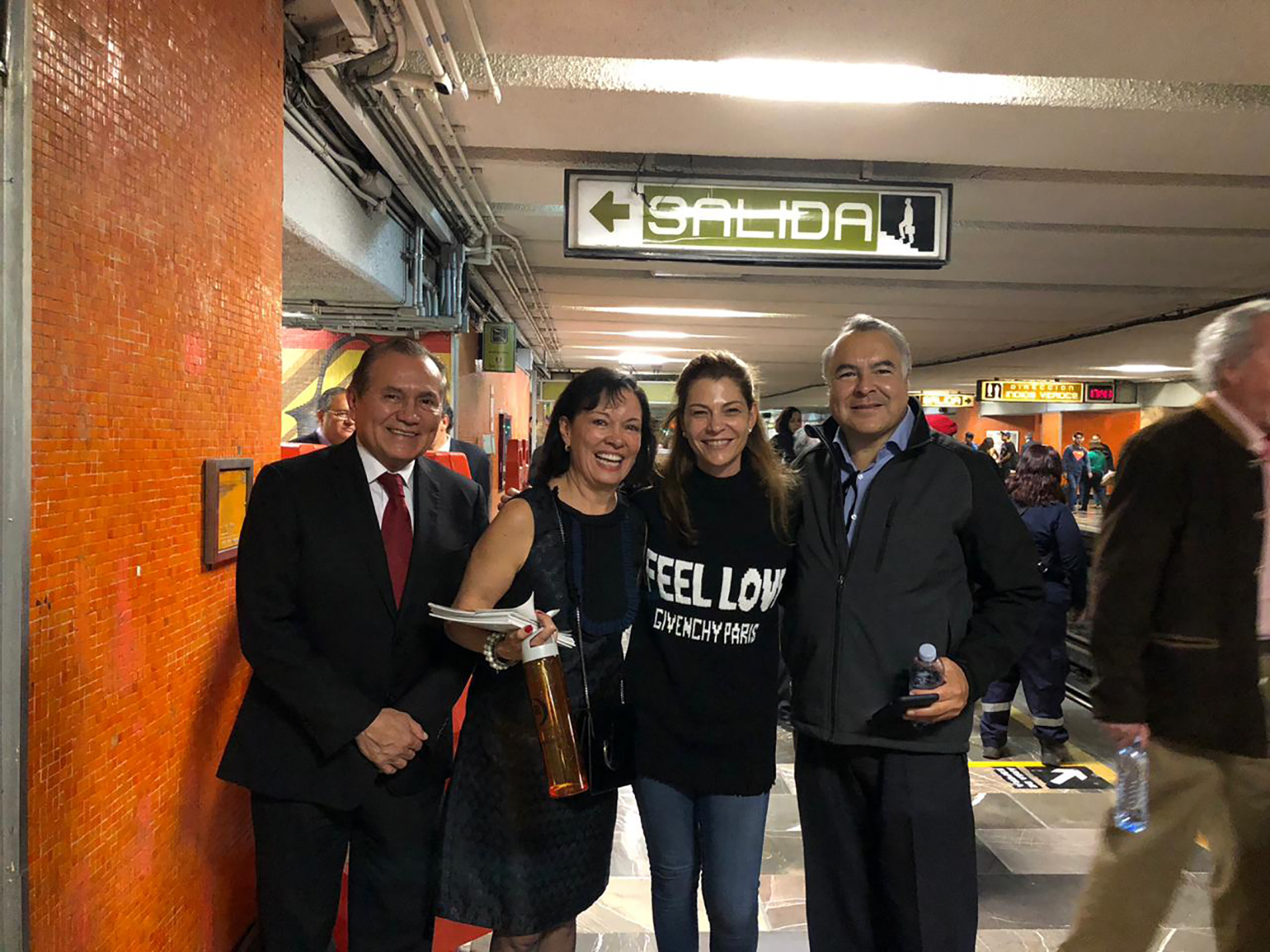 Cecilia Moctezuma, Fernanda Suárez y autoridades del STC Metro en el interior de la estación Juárez. 