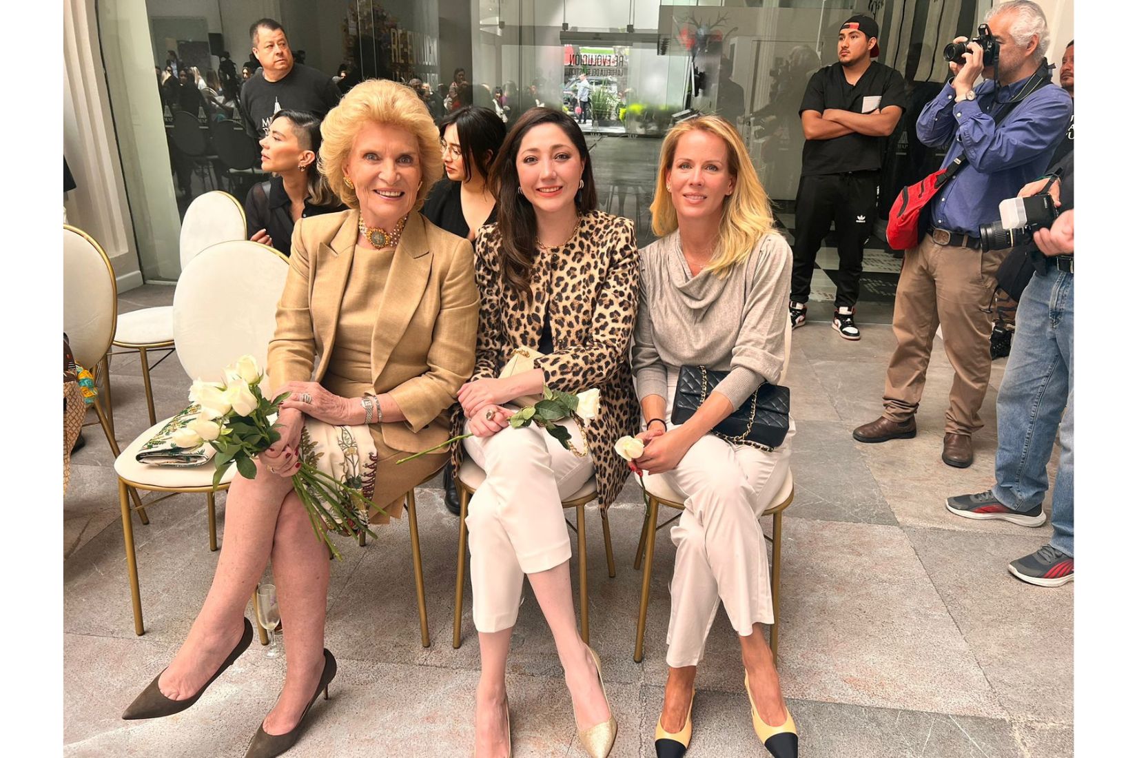 Viviana Corcuera y Zaira Marino, miembros del patronato de AmigosMAP con Jacqueline Beristain. (Foto: AmigosMAP).