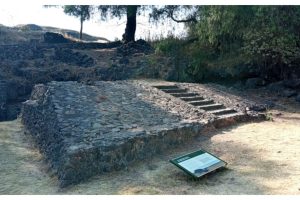 La Estructura E 1, al este de la pirámide (arriba, Ph. G. Fontaine) y (al lado) una reconstrucción hipotética de Florencia Müller (Museo de Sitio de Cuicuilco).
