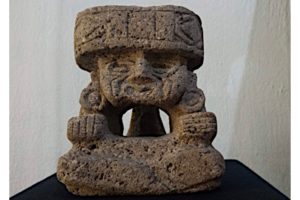 Huehuetéotl, también conocido como El Viejo Dios, dios del fuego. Andesita, Teotihuacán, entre 150 y 250 d. C. Esta ruda figura posee todos los rasgos característicos de este personaje esencial de la cosmogonía mesoamericana: un anciano arrugado y encorvado, sentado con las piernas cruzadas, las dos manos apoyadas en las rodillas, los dedos de la mano izquierda representados en horizontal, el meñique apoyado en la rodilla, mientras que el dorso de la mano derecha descansa sobre la otra rodilla, con los dedos doblados hacia arriba. Sobre su cabeza sostiene un brasero.México, Museo de Antropología. Foto: Horacio Cadzsco.

