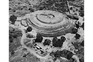 Vista aérea de la pirámide de Cuicuilco tomada en los años 1950. Al lado se encuentra el museo del sitio (en el centro, en la parte inferior de la imagen).Daniel Schávelzon, La Piramide de Cuicuilco. Álbum fotográfico 1922-1980. México, Fondo de cultura económica, 1993. © Compañía Mexicana de Aerofoto.
