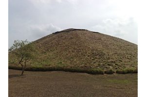 La pirámide circular de La Venta (Tabasco), lado sur. Según las estimaciones actuales, fue construida y utilizada entre el 1000 y el 400 a. C. D.R.