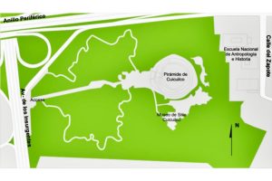 El yacimiento arqueológico «Cuicuilco A», plano actual. Museo de Sitio de Cuicuilco.Se han instalado amplios aparcamientos (fuera de este plano) en las inmediaciones, a ambos lados de Insurgentes, que se puede cruzar fácilmente por una pasarela peatonal situada cerca de la entrada del yacimiento..
