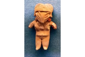 Figura femenina de terracota. Cabe destacar la riqueza que sugiere el adorno.Museo de Sitio de Cuicuilco. Foto Horacio Cadzsco.
