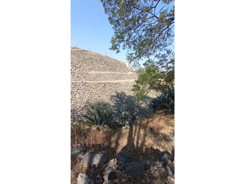 La pirámide de Cuicuilco, desde el lado suroeste. Foto: Clément Girerd. La lava la rodeó hasta aproximadamente la mitad de su altura y no la cubrió por completo; los revestimientos de piedras cementadas con tierra de sus taludes superpuestos se encontraron en gran parte conservados..
