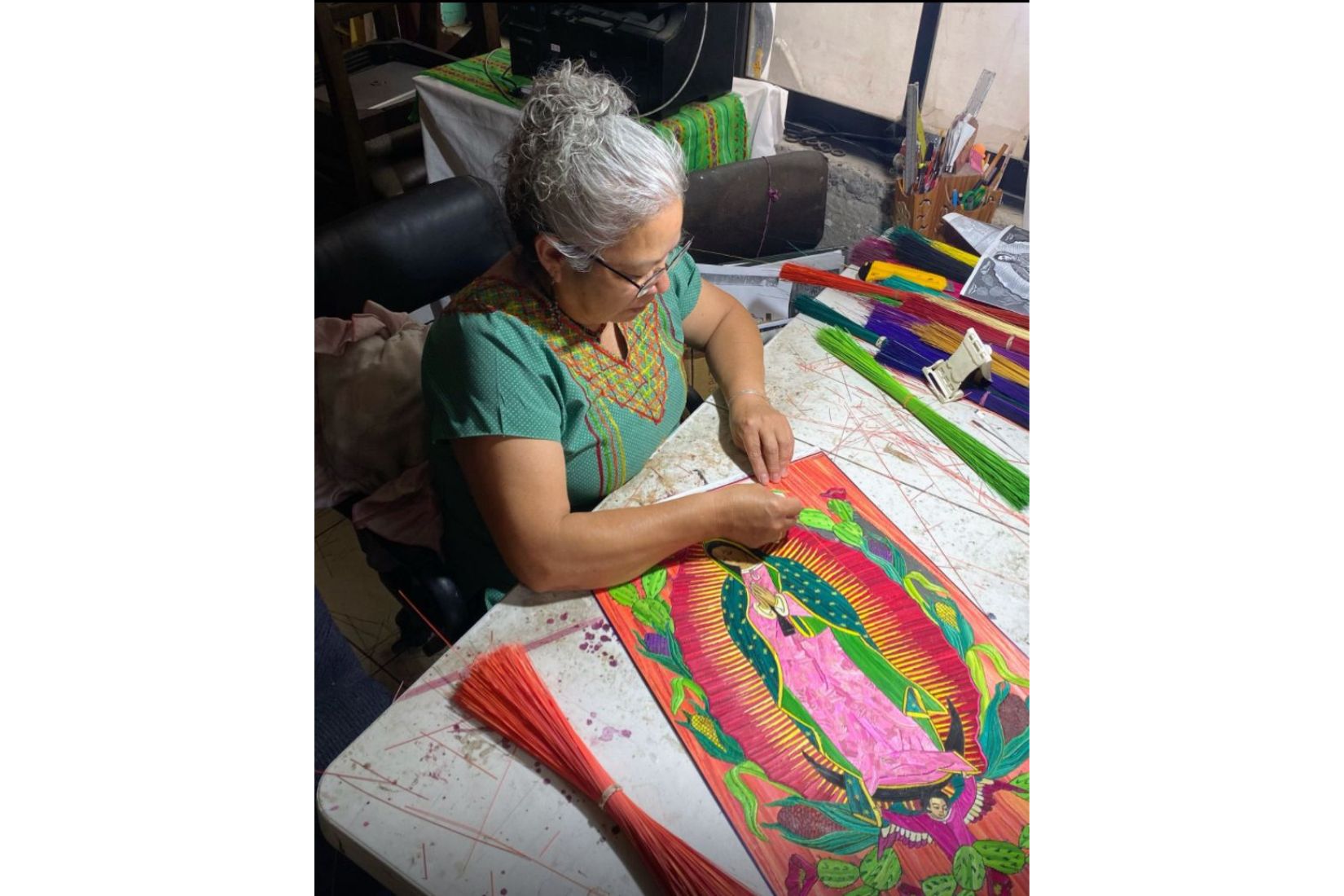 Martha Patricia Garcia en proceso de elaboración de una pieza.