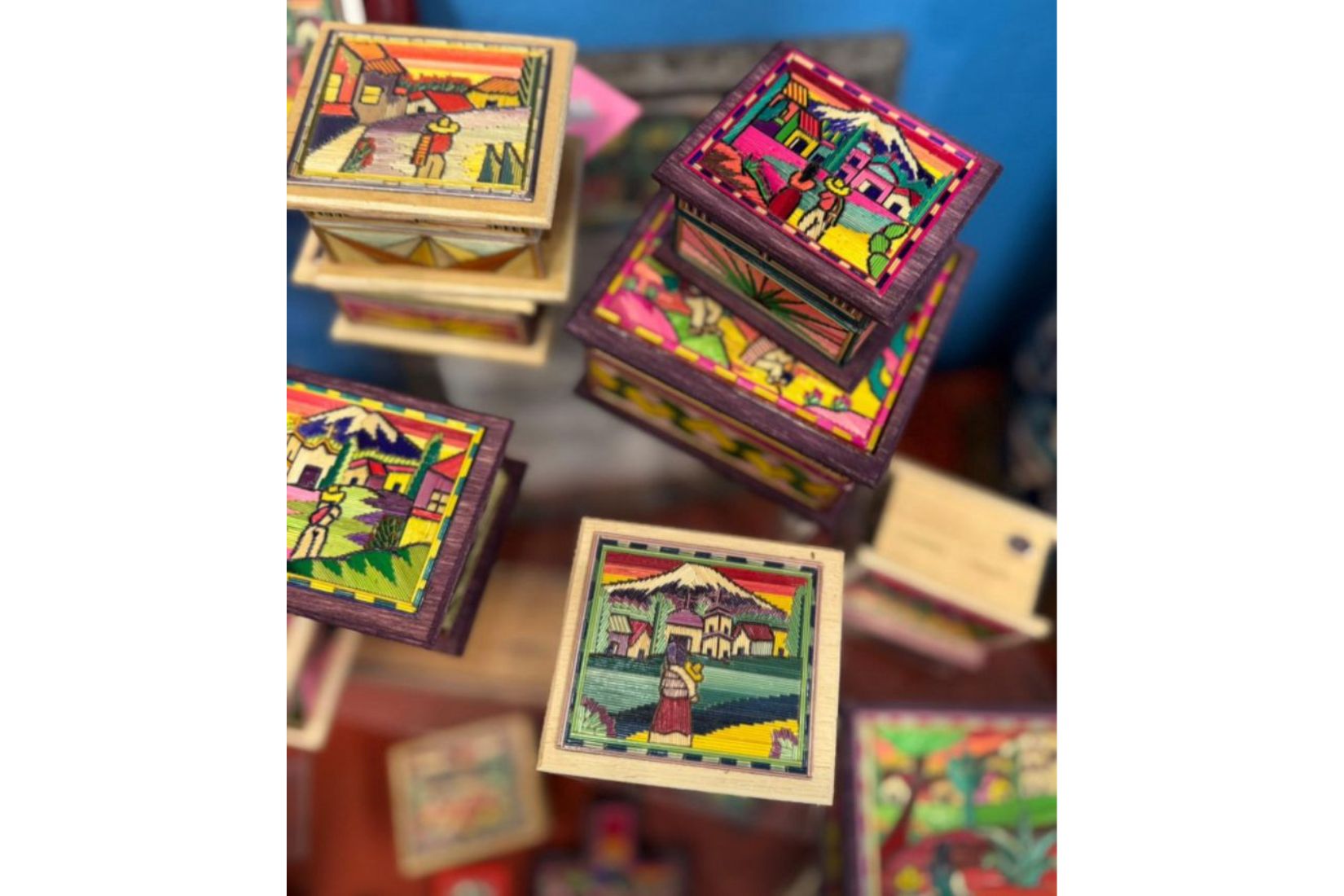 Piezas elaboradas en popotillo por Martha Patricia García.