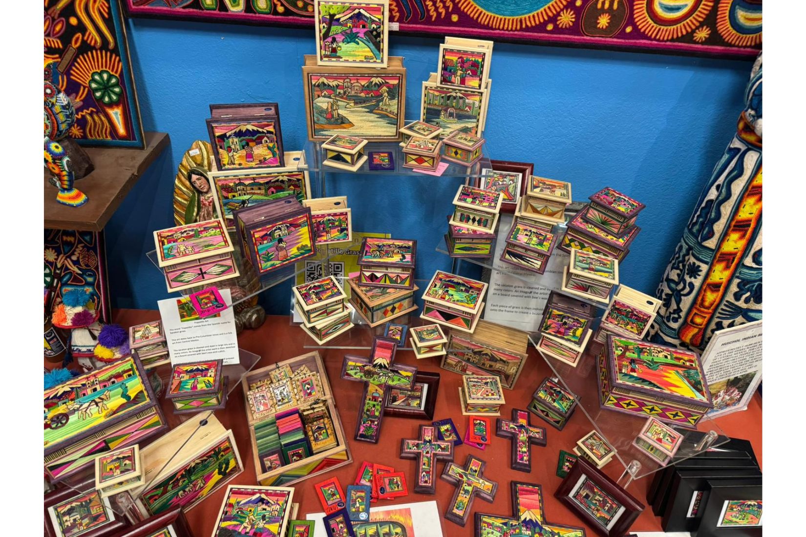 Piezas elaboradas en popotillo por Martha Patricia García.