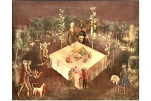 18.- Leonora Carrington (1917-2011), Edwardian Hunt Breakfast (Desayuno de caza eduardiano). Óleo sobre lienzo, 1956. Colección particular. La artista nunca olvidó la Inglaterra de su infancia. Aquí evoca los recuerdos de su educación británica y las cacerías de las que sin duda fue testigo. En un bosque poblado de minúsculas criaturas luminiscentes, un caballero vestido a la moda de la época eduardiana (período que abarca de 1901 a 1910 en el Reino Unido) posa junto a una criatura quimérica vestida de negro y con cabeza triangular que parece recibir este pequeño desayuno como ofrenda. Esta escena litúrgica, con una atmósfera a la vez tranquila e inquietante en la que se entremezclan lo cotidiano y lo ritual, convierte a este cuadro en una de las representaciones más ambiguas de la obra de Carrington.