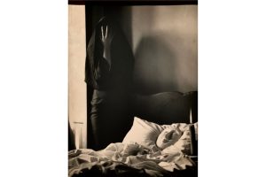 13.- Kati Horna (1912-2000), Serie <em>«Oda a la necrofilia»</em> (en la que Leonora Carrington fue la modelo). Gelatina de sales de plata, 1962. Archivo Fotográfico Katy y José Horna, Patrimonio de Kati Horna, México. 