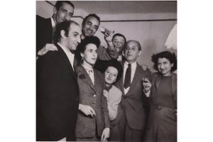 9.- Kati Horna (1912-2000), celebración de la boda de Leonora Carrington y Emerico «Chiki» Weisz, en presencia de (segunda fila, de izquierda a derecha) Gerardo Lizarraga, José Horna y Gunther Gerzso, y de (primera fila, detrás de los novios) Remedios Varo, Benjamin Peret y Myriam Wolf. 1946.Archivo fotográfico Katy y José Horna, patrimonio de Katy Horna, México. 