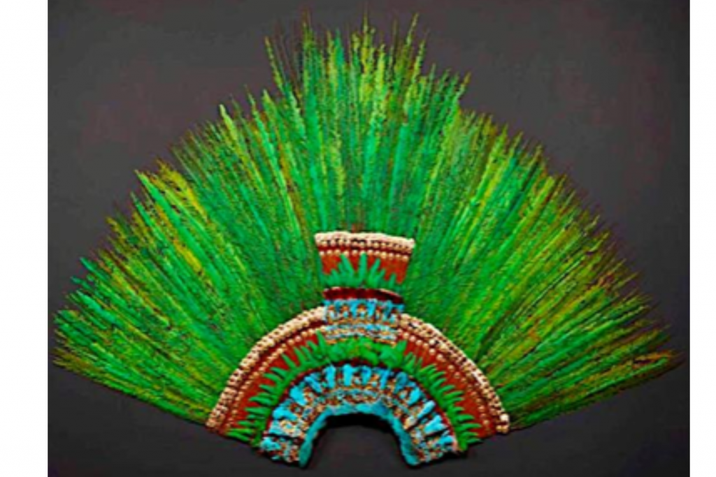 3- El penacho conocido como «de Moctezuma». Plumas verdes de quetzal, azules de xiuh totol, rosas de tlauquechol, marrones de cuclillo y doradas. Altura: 116 cm, longitud: 175 cm. Procedencia: castillo de Ambrass, Tirol. Viena, Museum für Volkerkunde.