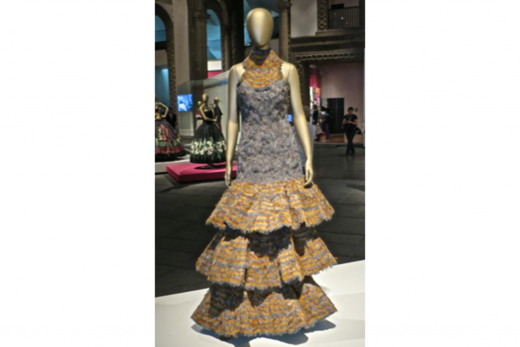 8- Armando Mafud (diseñador mexicano nacido en 1948), Vestido. Arte plumario, 2015. Satén de seda con aplicaciones de plumas de gallo. Exposición «Arte de la Indumentaria y la moda en México», Fundación Banamex, Palacio de Iturbide, abril de 2016. Col. Armando Mafud. Foto: G. Fontaine.