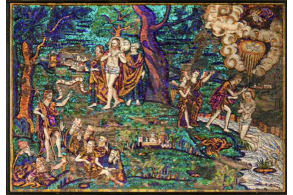 5 - Escenas de la vida de San Juan Bautista – México, finales del siglo XVI / principios del siglo XVII. Cuadro en mosaico de plumas. Soporte de madera, papel, algodón y plumas (diversas especies de quetzales, colibríes...) ; 20,3 x 30,4 cm. París, Museo del Quai Branly, adquisición de 2019. Este cuadro representa a San Juan el Bautista predicando ante sus discípulos y revelando la naturaleza pascual de Cristo como «Ecce Agnus Dei», así como (a la derecha) el bautismo en el Jordán coronado por una teofanía. Una obra excepcional en un estado excepcional, que sin duda proviene de una colección principesca europea, como sugiere una inscripción «Del Principe...» en el reverso del marco de ébano moldeado e incrustado con hueso y plata dorada, obra probablemente alemana del último tercio del siglo XVI. Presenta grandes similitudes con dos cuadros atribuidos a Juan Battista Cuiris (activo en Pátzcuaro, 1550-1580) que provienen de la colección del castillo de Ambras y de la Kunstkammer de Rodolfo II (Kunsthistorisches Museum, Viena).